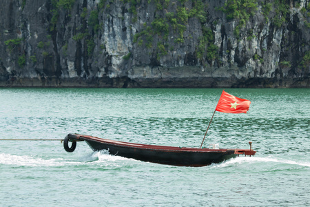 划艇在下龙湾