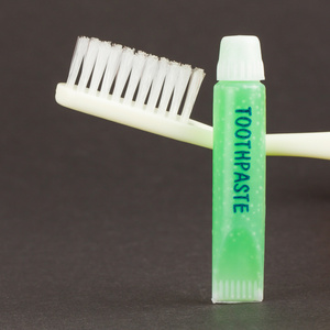 孤立的牙刷和绿色牙膏