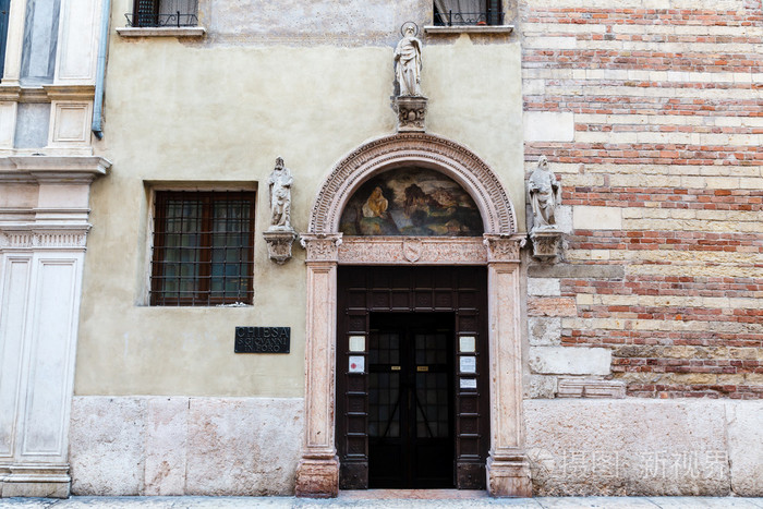 中世纪门口与拱和壁画在意大利维罗纳 威尼托