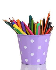 彩色铅笔和紫色桶隔离在白色毡尖笔
