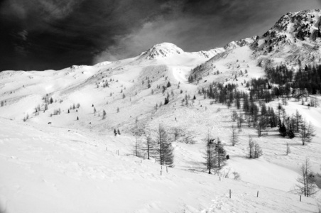 雪山景观 bw 与红色滤光片