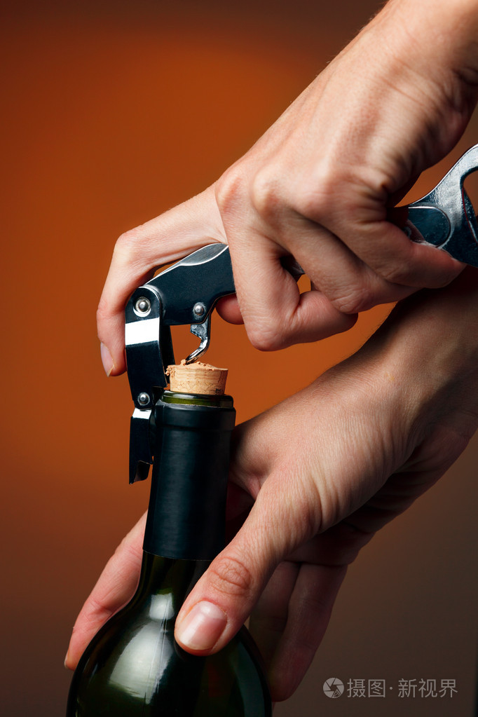 打开瓶的红酒开瓶器
