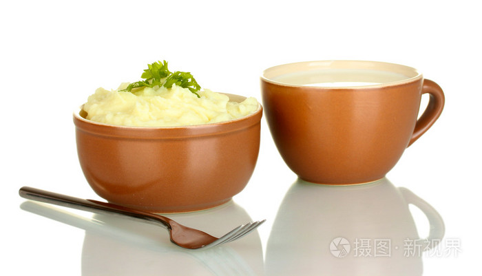 与中的碗和杯子与孤立在白色的牛奶香菜土豆泥