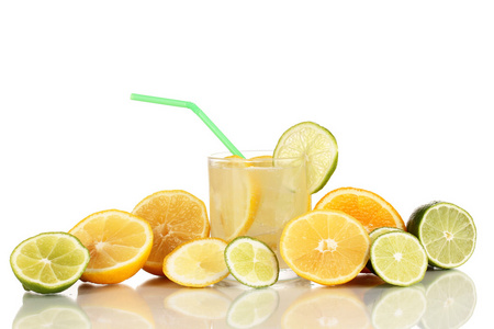 柑橘柠檬汁在柑桔周围孤立上白玻璃