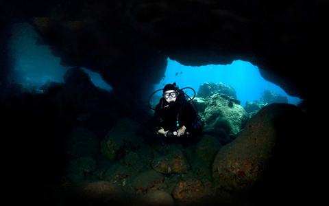 潜水员在科纳夏威夷的熔岩管中