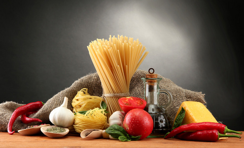 意大利面意粉 蔬菜和香料，木桌上，灰色的背景上
