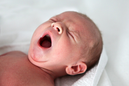 初生男婴只有几个小时老