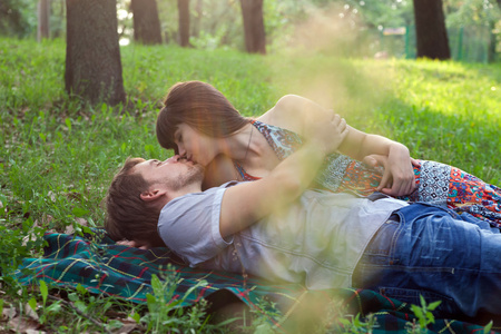 年轻夫妇在浪漫的野餐户外