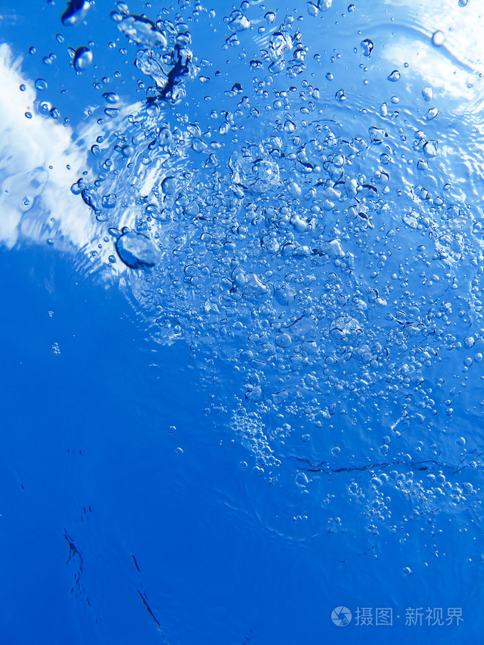 美丽清澈的池水水