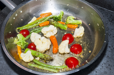 烹饪蔬菜炖肉图片