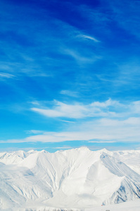 在明亮的冬日雪山山脉