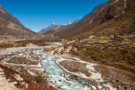 村和排水的河在喜马拉雅山