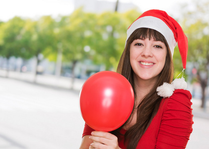 快乐的圣诞节女人手拿气球