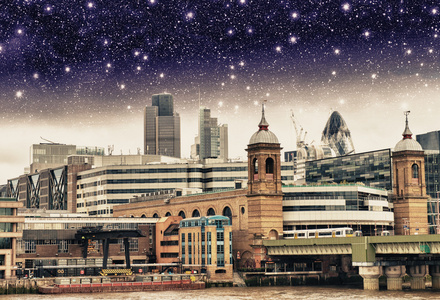 在伦敦金融城 金融中心和金丝雀码头在星星