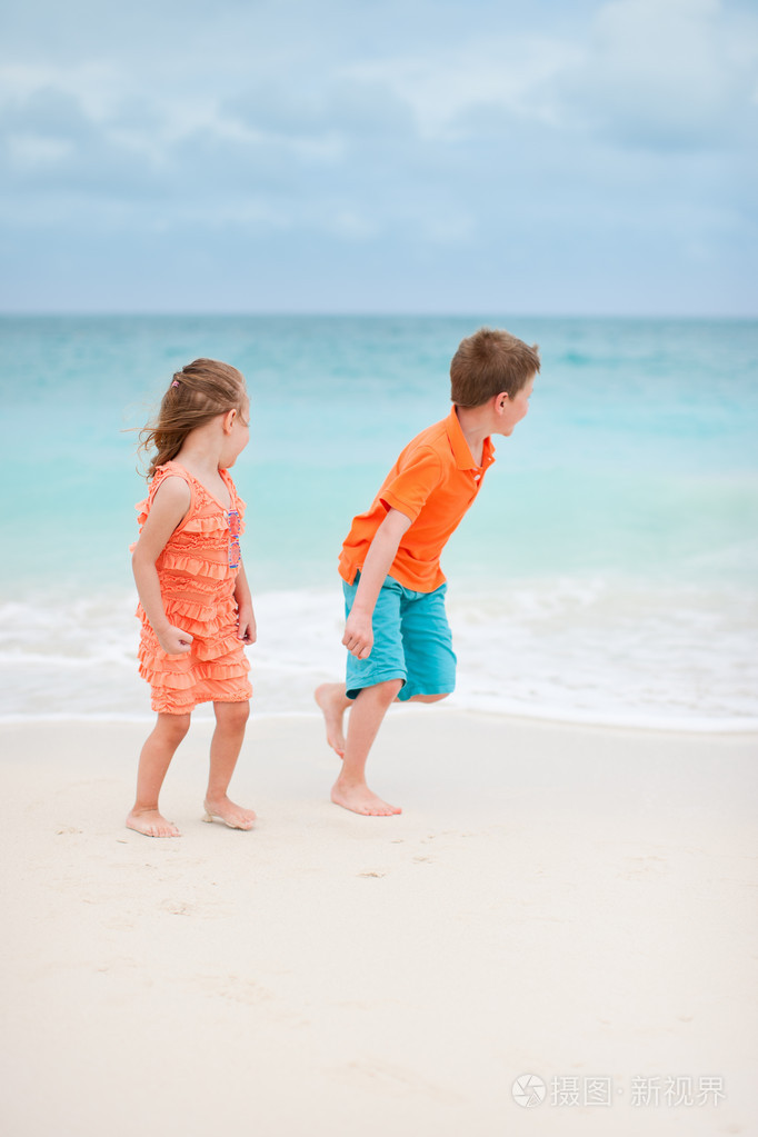 在海滩上的两个孩子