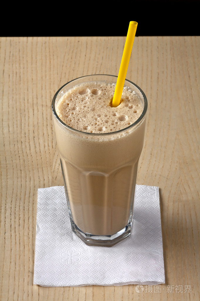 在一杯巧克力奶昔