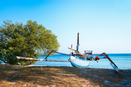 蓝色的大海与沙滩上传统印尼船