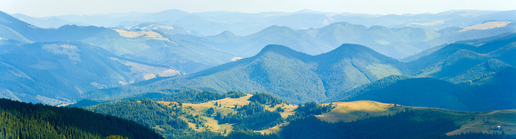 夏季多雾山全景