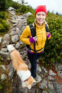 在山中徒步旅行和秋田狗的女人