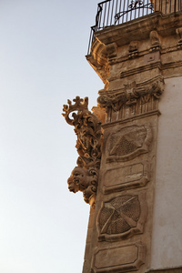 在日落时分于巴洛克式 beneventano 宫外墙饰品的意大利西西里岛，scicli 古沙省，