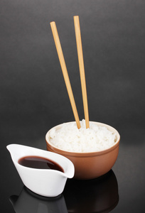 碗的米饭和筷子上灰色背景