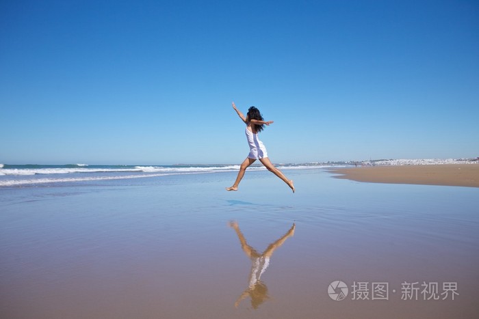 跳跃在海边的女人