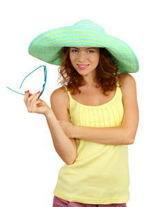 微笑的海滩帽子和眼镜上白色隔离的漂亮女孩