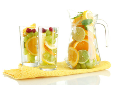 透明 jar 和柑橘类水果和覆盆子上, 隔离带眼镜