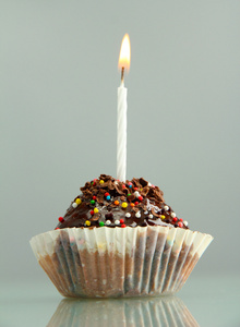 美味的生日蛋糕与蜡烛，灰色的背景上