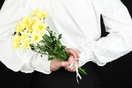 该名男子手持鲜花特写