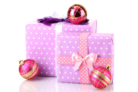 多彩紫色在豌豆礼品与孤立在白色的粉色圣诞球