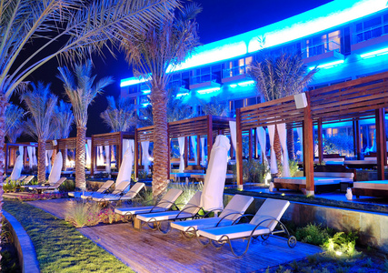 人造朱美拉棕榈岛上的豪华酒店的夜间照明
