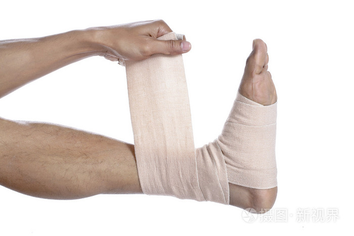 在他的脚上放张量绷带的家伙