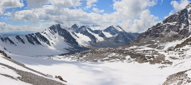 在云端的山。全景图