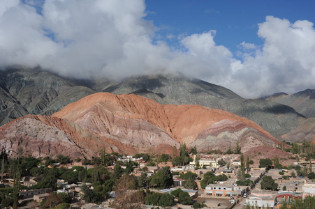 在阿根廷安第斯山脉上的喧闹雷山 7 colores