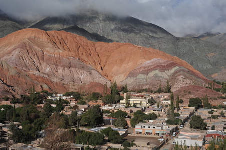 在阿根廷安第斯山脉上的喧闹雷山 7 colores