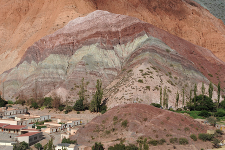 在阿根廷安第斯山脉上的喧闹雷山 7 colores