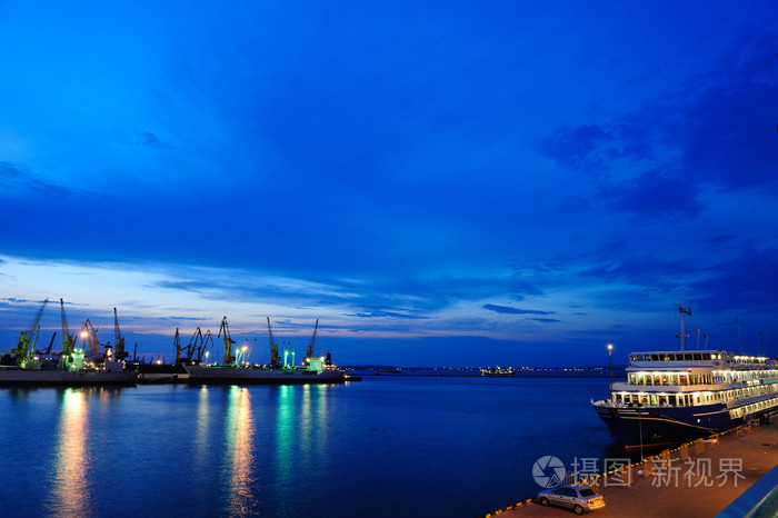 在晚上的海港