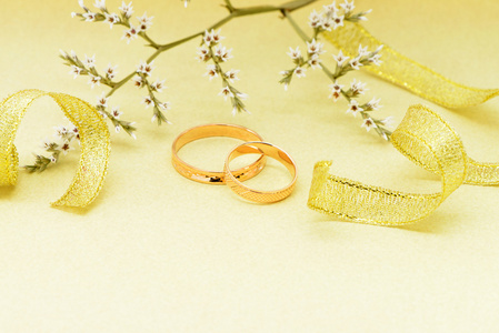 金结婚戒指和分支鲜花