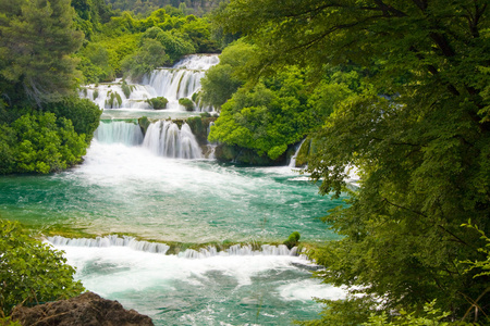 克尔卡河上的瀑布。国家公园，达尔马提亚，克罗地亚