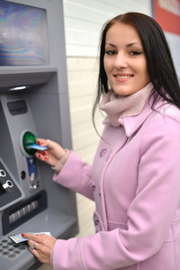 从信用卡在 atm 取钱的女人