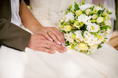 结婚戒指和鲜花花束图片
