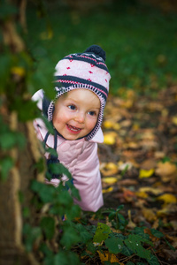 在金色的秋天公园婴儿女婴