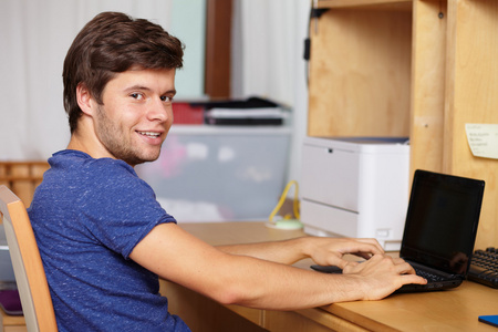年轻帅哥与笔记本电脑，背景