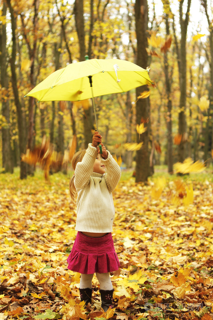 漂亮的小女孩与户外伞