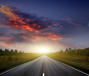 乡村道路与黑暗的天空