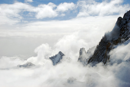 冬季大衣的阿尔卑斯山