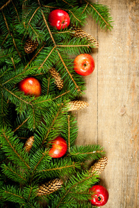 冷杉圣诞树用松果和苹果