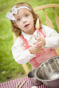 可爱的小女孩玩厨师烹饪图片
