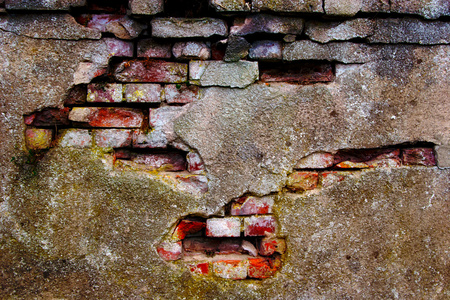 打破旧石膏砖墙上